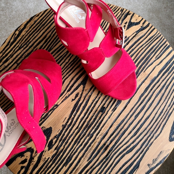 DL Shiloh Red Suede Heels - Picture 8 of 12